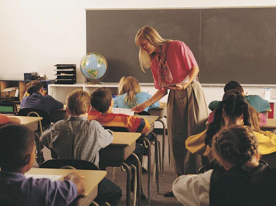 How Teachers Can Effectively Manage Overcrowded Classrooms Practical Strategies for Large Student Groups