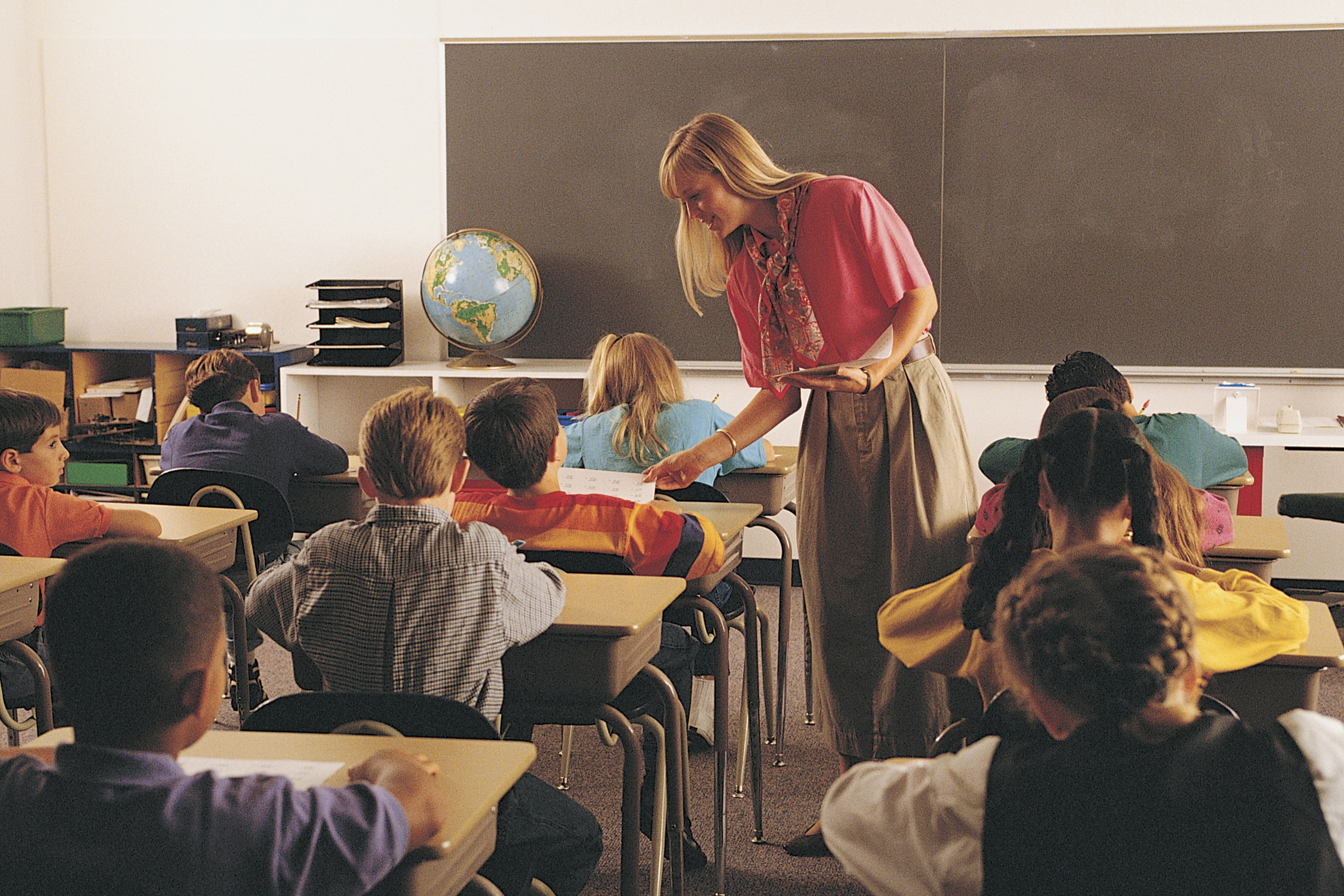 How Teachers Can Effectively Manage Overcrowded Classrooms: Practical Strategies for Large Student Groups